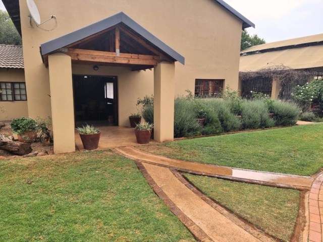 GRAPEVINE HOUSE ACCOMMODATION @ IMBABALI RETREAT & VENUE, MAGALIESBURG