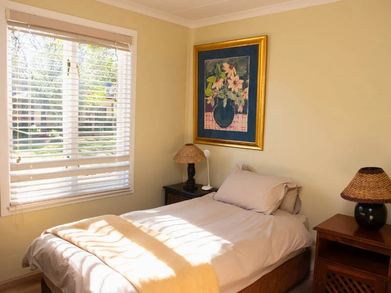 1 single bed in bedroom