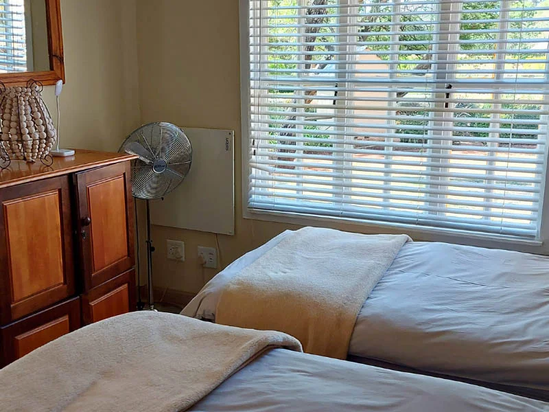 2 single beds bedroom