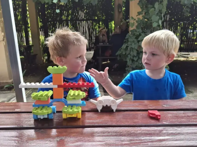 kids at restaurant